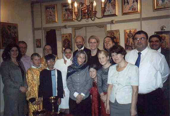 Medlemmer av kirkeforeningen samlet foran ikonostasen i det tidligere kapellet