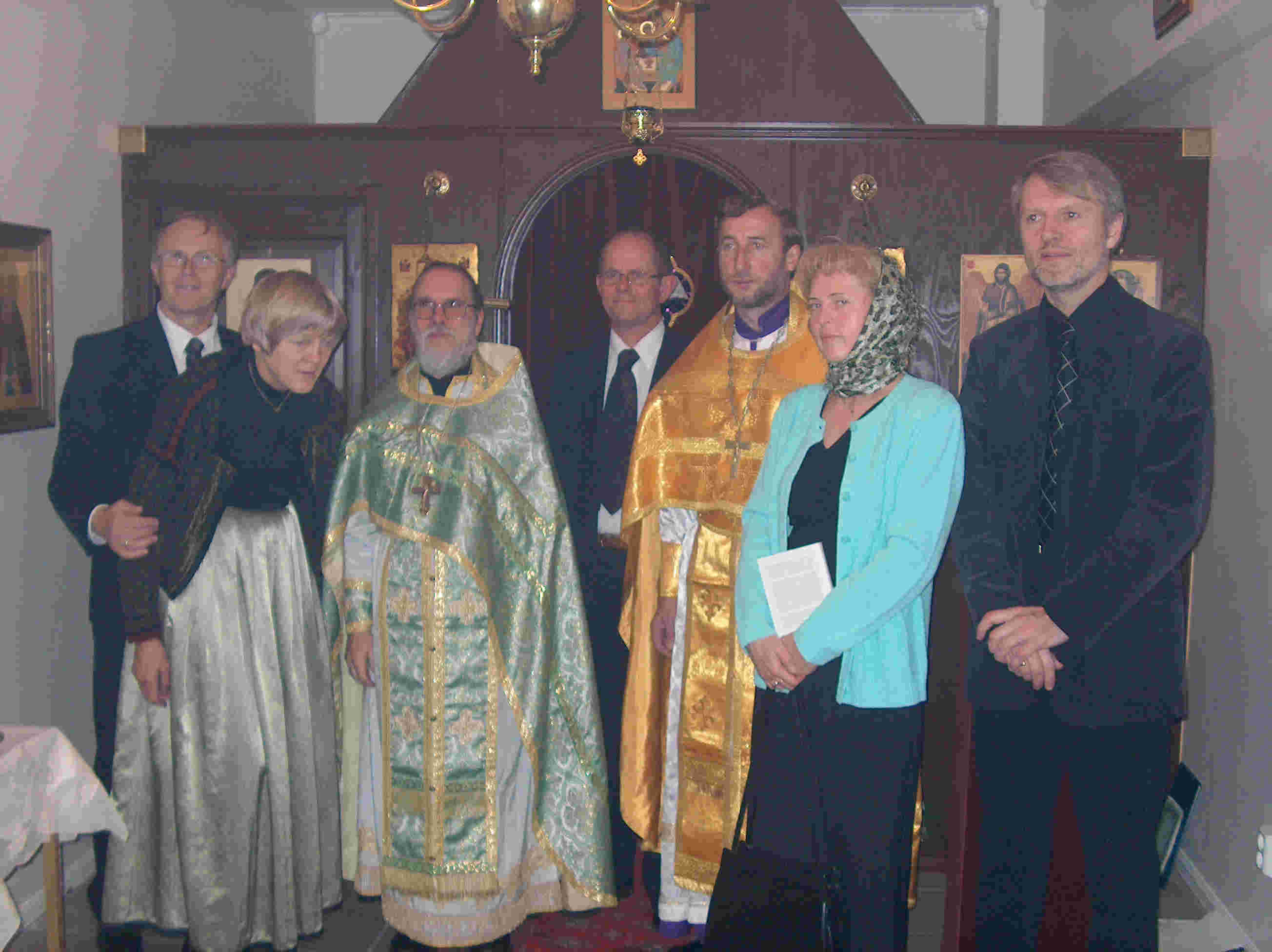 PERSHA SLYZBA. Fr. Johannes, Fr. Myron, Mat, Svitlana, gjester og medlemmer av kirkeforeningen