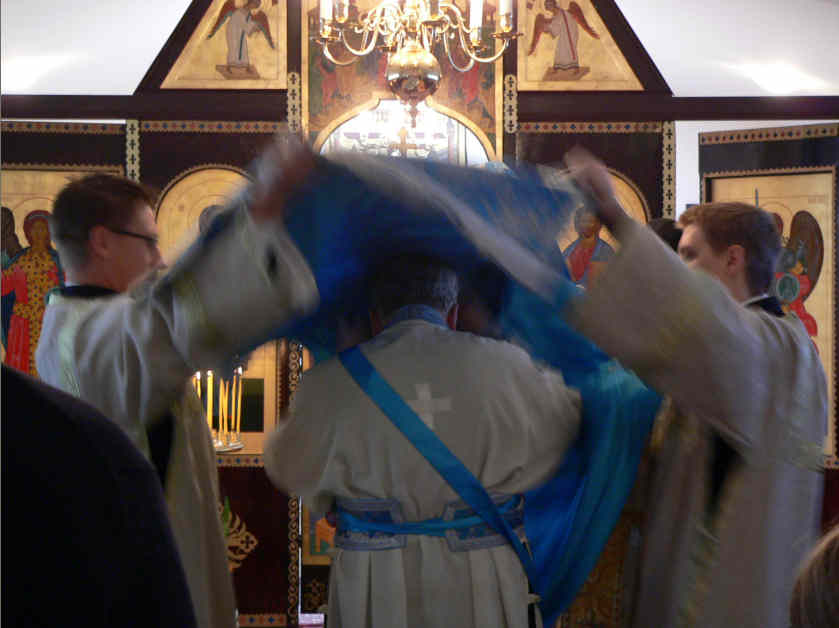 Bispevisitas Hl, Nikolai Oslo - Pkledning av erkebiskop Gabriel fr liturgien.